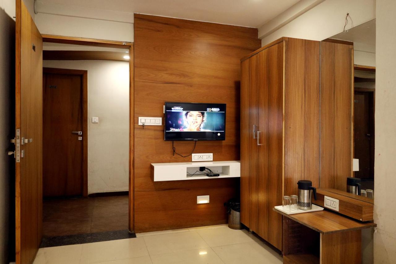 Hotel Madhav Villa Ahmedabad Exterior photo